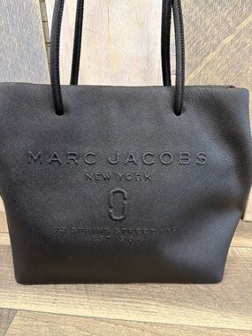 MARC JACOBS BLACK EAST WEST LOGO SAFFIANO LEATHER TOTE BAG